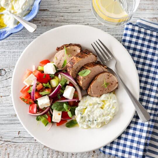 Image: KRYDRET SVINEFILET MED TZATZIKI OG TOMATSALAT
