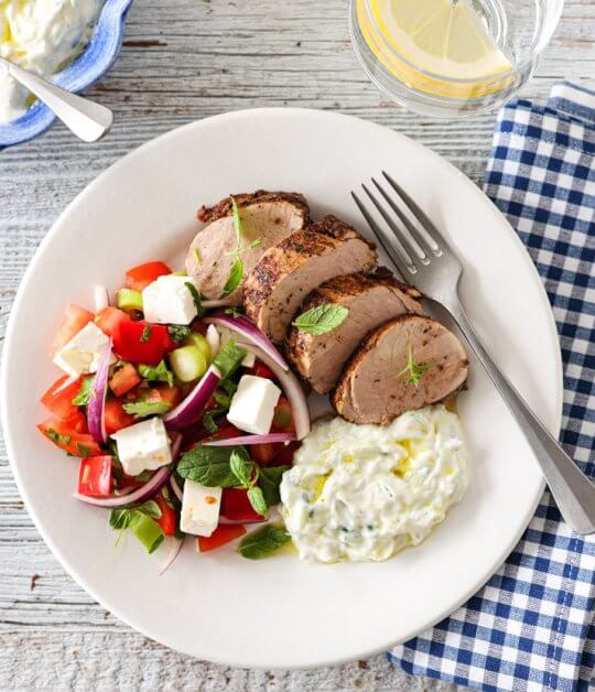 Image: KRYDRET SVINEFILET MED TZATZIKI OG TOMATSALAT