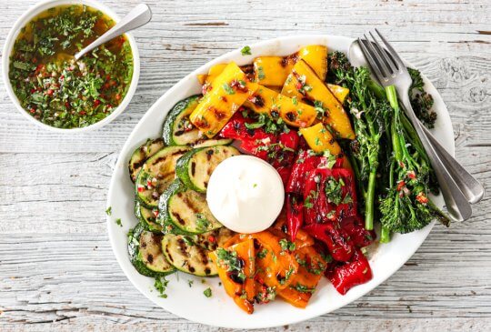 Image: GRILLEDE GRØNNSAKER MED BURRATA OG CHIMICHURRI