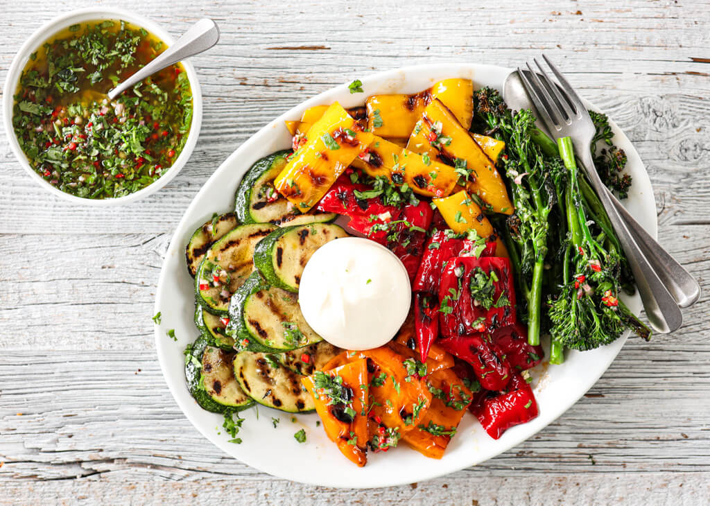 GRILLEDE GRØNNSAKER MED BURRATA OG CHIMICHURRI