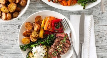 Image: GRILLET INDREFILET MED GRILLEDE GRØNNSAKER, BURRATA OG CHIMICHURRI