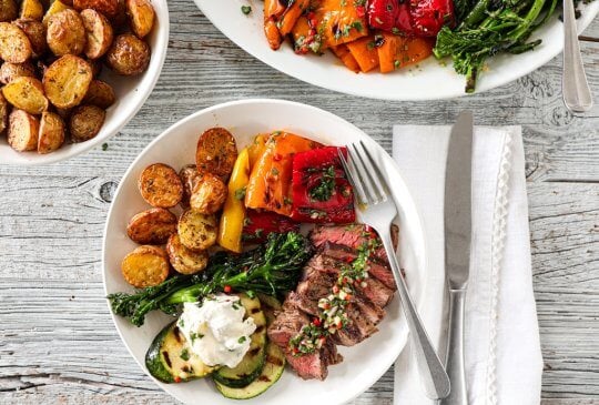 Image: GRILLET INDREFILET MED GRILLEDE GRØNNSAKER, BURRATA OG CHIMICHURRI