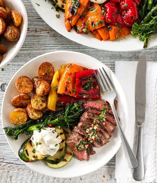 Image: GRILLET INDREFILET MED GRILLEDE GRØNNSAKER, BURRATA OG CHIMICHURRI