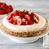 Image: MANDELKAKE MED MASCARPONEKREM OG JORDBÆR