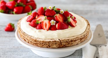 Image: MANDELKAKE MED MASCARPONEKREM OG JORDBÆR