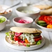 Image: GYROS I PITA MED SALAT, FETA OG TZATZIKI