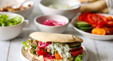 Image: GYROS I PITA MED SALAT, FETA OG TZATZIKI