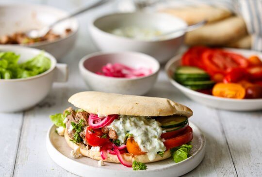 Image: GYROS I PITA MED SALAT, FETA OG TZATZIKI