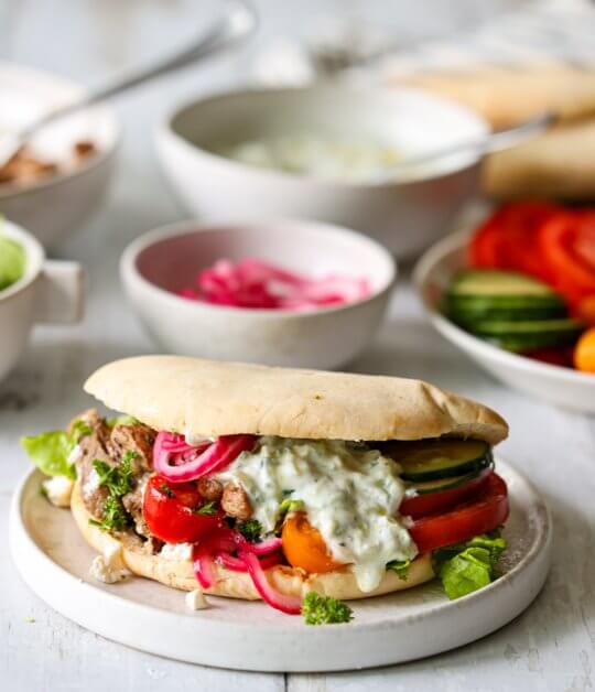 Image: GYROS I PITA MED SALAT, FETA OG TZATZIKI