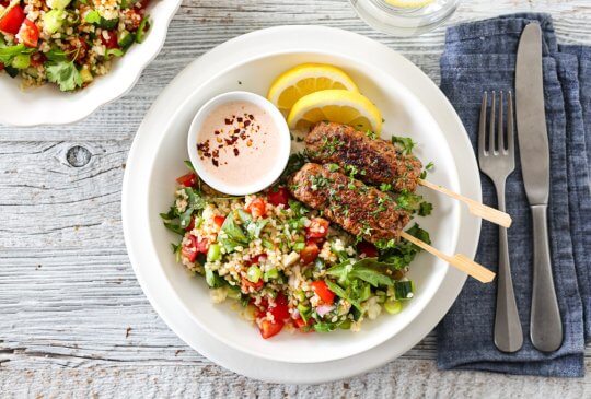 Image: KRYDRET KEBAB MED BULGURSALAT OG RØMMEDIP