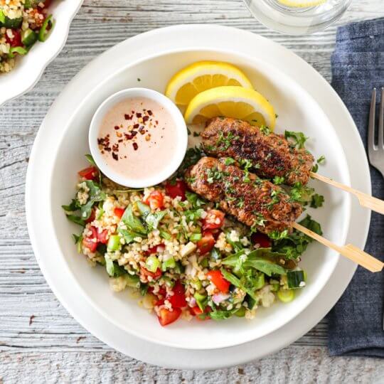 Image: KRYDRET KEBAB MED BULGURSALAT OG RØMMEDIP