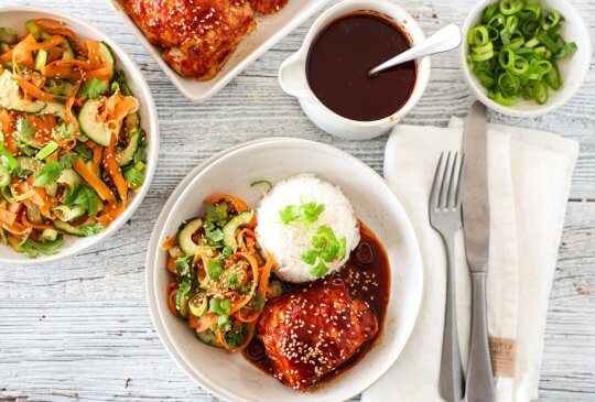 Image: KYLLING MED GOCHUJANGGLAZE OG GULROT- OG AGURKSALAT