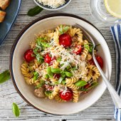 Image: KREMET PASTA MED SALSICCIA OG TOMAT