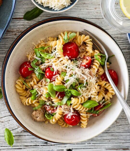 Image: KREMET PASTA MED SALSICCIA OG TOMAT