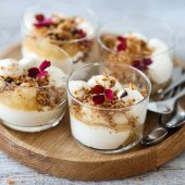 Image: OSTEKAKE I GLASS MED EPLEKOMPOTT OG HASSELNØTTKNAS