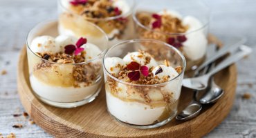 Image: OSTEKAKE I GLASS MED EPLEKOMPOTT OG HASSELNØTTKNAS