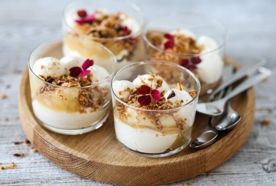 Image: OSTEKAKE I GLASS MED EPLEKOMPOTT OG HASSELNØTTKNAS
