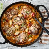 Image: KREMET KYLLINGGRYTE MED GNOCCHI OG SOLTØRKEDE TOMATER