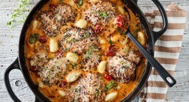 Image: KREMET KYLLINGGRYTE MED GNOCCHI OG SOLTØRKEDE TOMATER