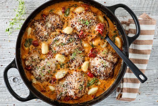 Image: KREMET KYLLINGGRYTE MED GNOCCHI OG SOLTØRKEDE TOMATER