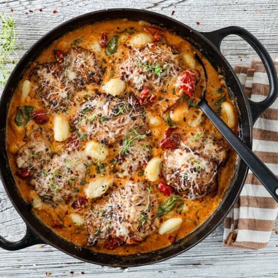 Image: KREMET KYLLINGGRYTE MED GNOCCHI OG SOLTØRKEDE TOMATER