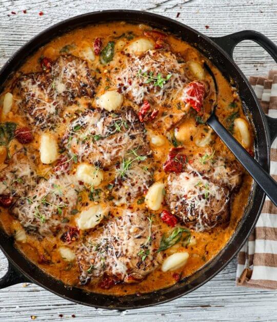 Image: KREMET KYLLINGGRYTE MED GNOCCHI OG SOLTØRKEDE TOMATER