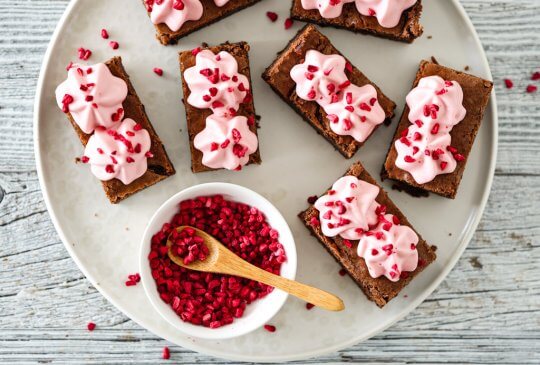 Image: BROWNIE MED LAKRIS OG BRINGEBÆRKREM