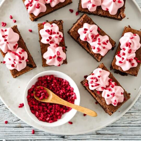 Image: BROWNIE MED LAKRIS OG BRINGEBÆRKREM