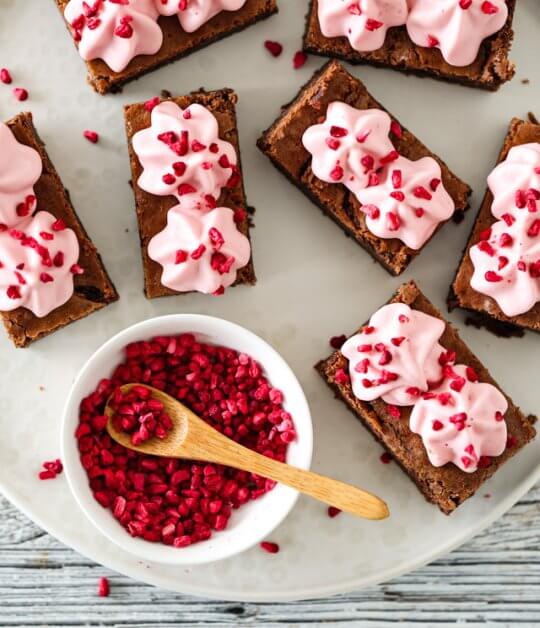 Image: BROWNIE MED LAKRIS OG BRINGEBÆRKREM