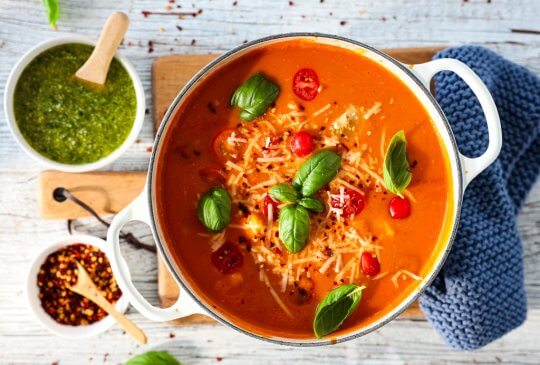 Image: TOMAT- OG GULROTSUPPE MED TORSK, PASTA OG PESTO
