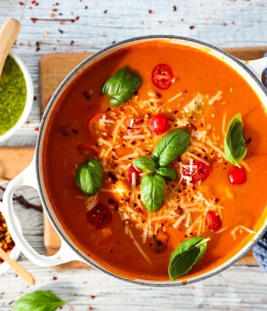 Image: TOMAT- OG GULROTSUPPE MED TORSK, PASTA OG PESTO