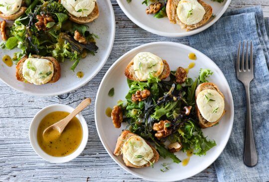 Image: LUN CHÈVRESALAT MED HONNINGGLASERTE VALNØTTER (CHÈVRE CHAUD)