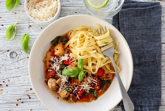 Image: KREMET &laquo;MARRY-ME-KYLLINGGRYTE&raquo; MED PAPRIKA, TOMAT OG SPINAT